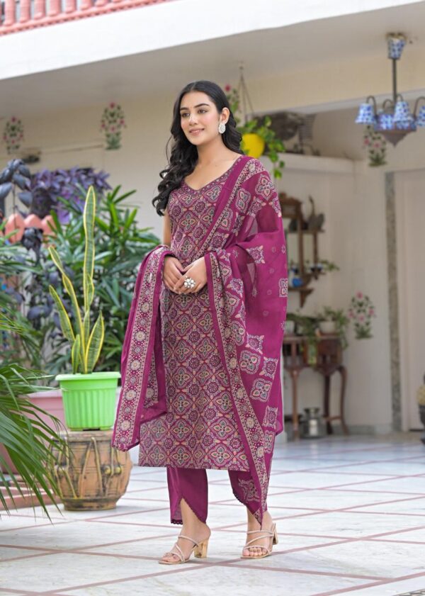 Elegant Floral Straight Kurta Set - Image 4