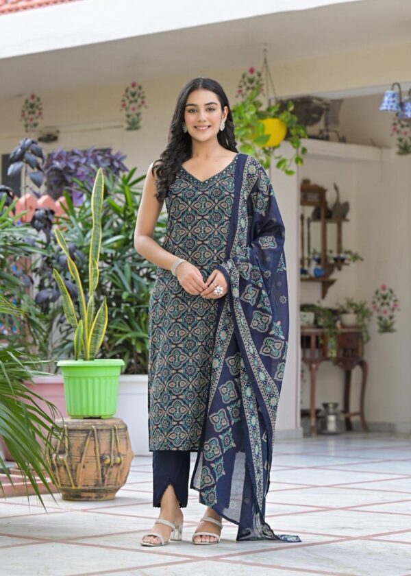 Elegant Floral Straight Kurta Set - Image 2