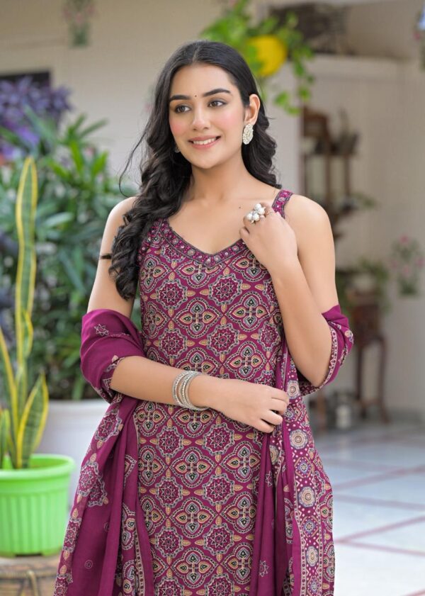 Elegant Floral Straight Kurta Set - Image 5