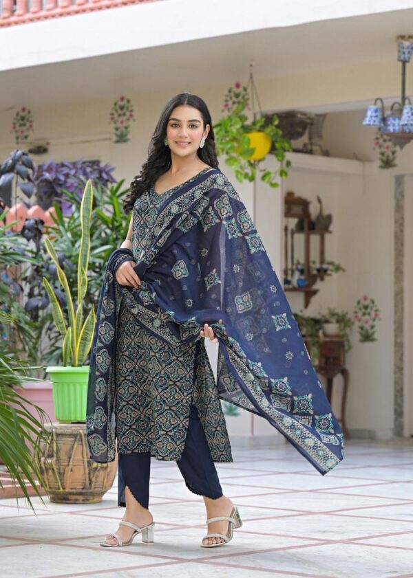 Elegant Floral Straight Kurta Set - Image 4