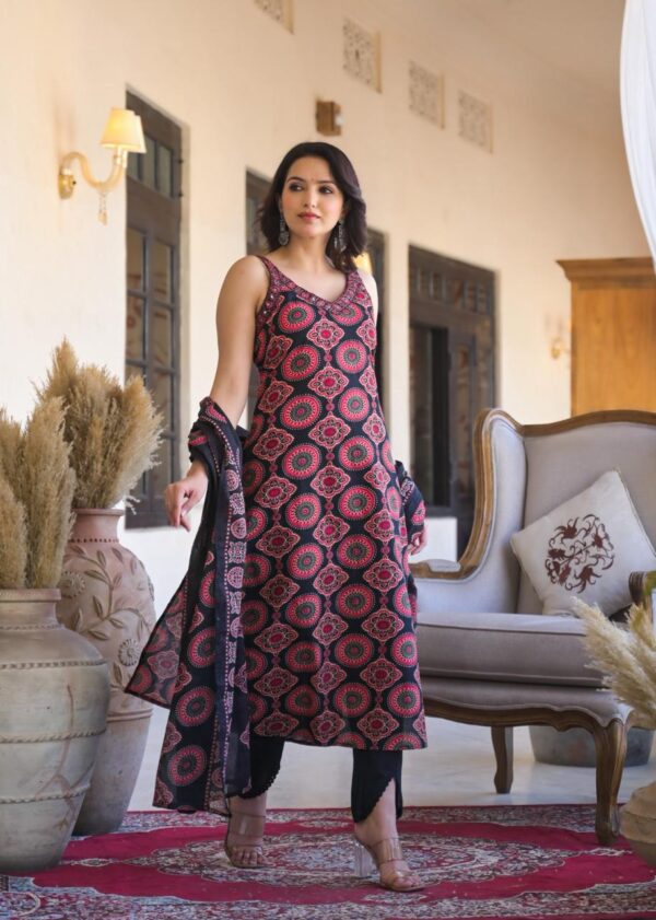 Elegant Floral Straight Kurta Set - Image 3